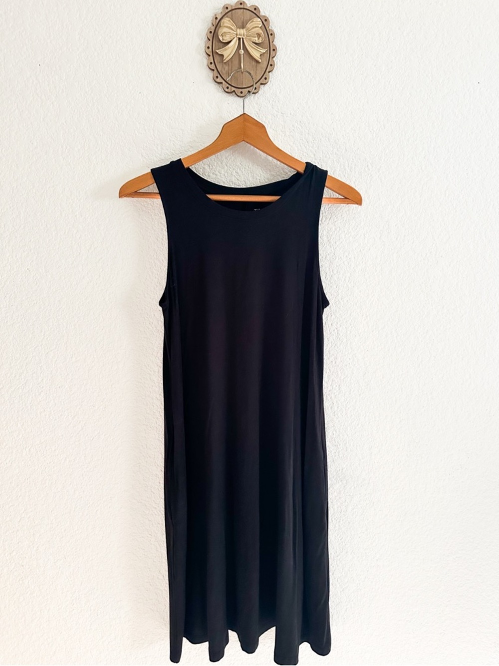 Classic Black Sleeveless Shift Dress With Pockets
